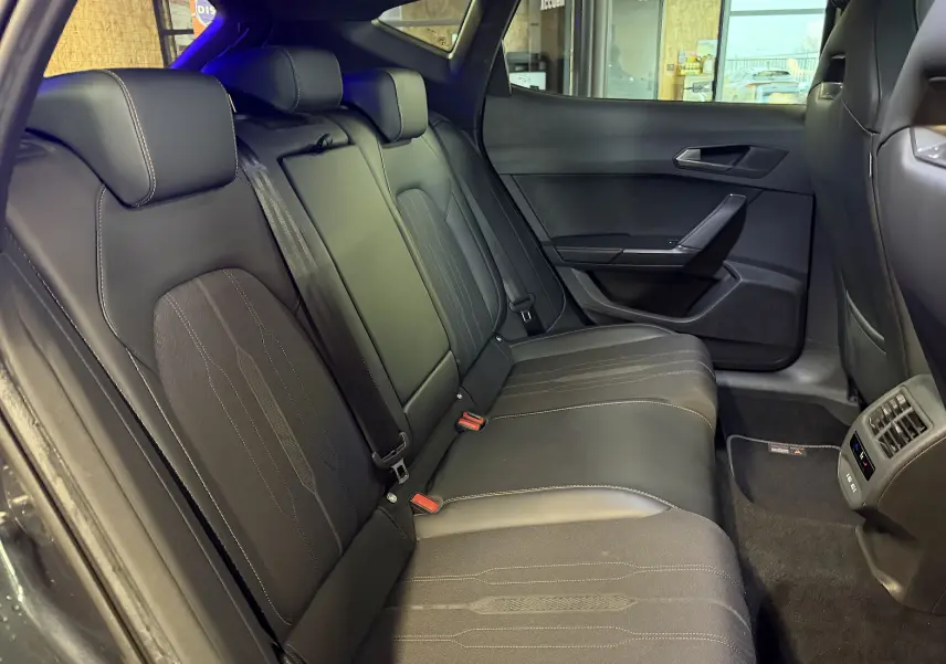 Vue intérieure côté droit des sièges arrière noirs en tissu et cuir du CUPRA Formentor hybride 2023 avec coutures contrastées.