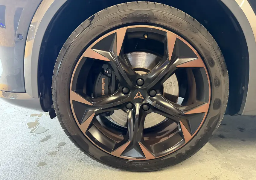 Gros plan sur la jante bi-ton cuivre et noir d’un CUPRA Formentor gris clair avec logo CUPRA visible sur l’étrier de frein.