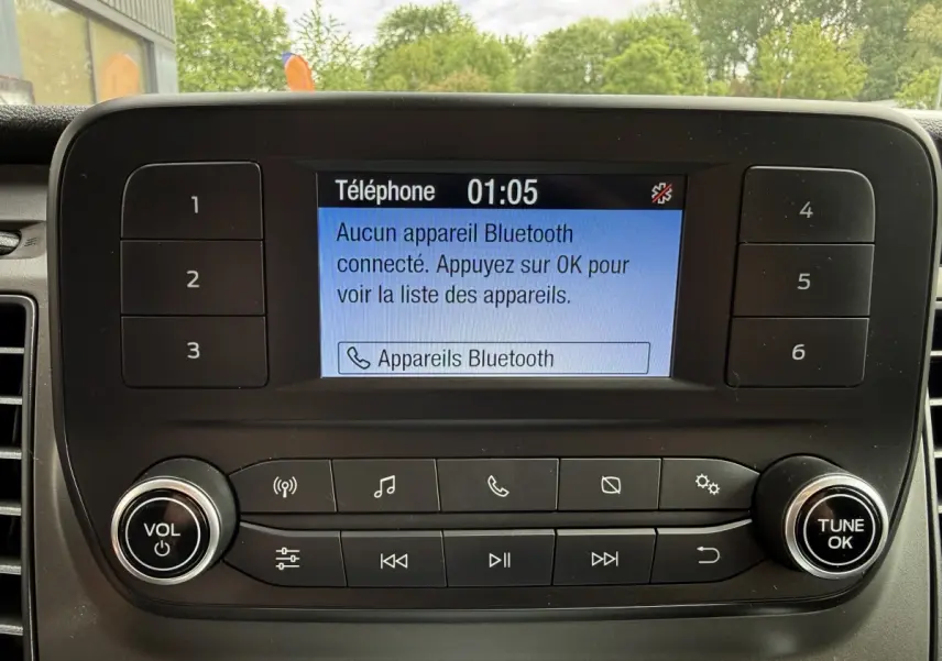 Affichage central de la console multimédia du Ford Transit Fourgon 2024, écran Bluetooth non connecté, boutons de contrôle visibles.