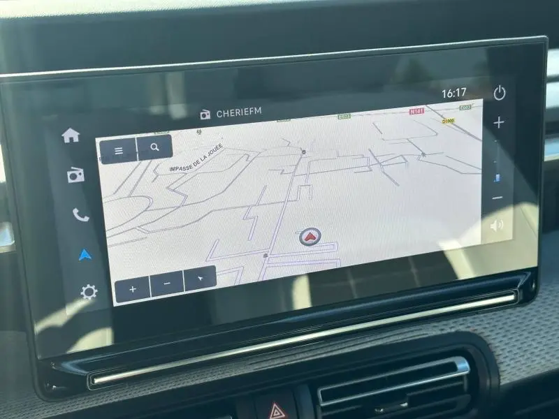 Écran tactile central de la Citroën C3 2025 affichant la navigation GPS avec interface claire et moderne.