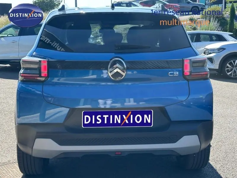 Vue arrière d'une Citroën C3 1.2 Turbo 100ch MAX en Bright Blue avec toit noir, feux arrière LED et logo central.