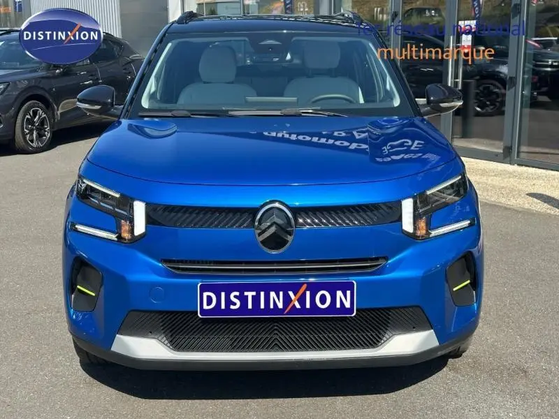 Vue frontale d'une Citroën C3 2025 en Bright Blue avec toit noir, feux LED et calandre noire distinctive.
