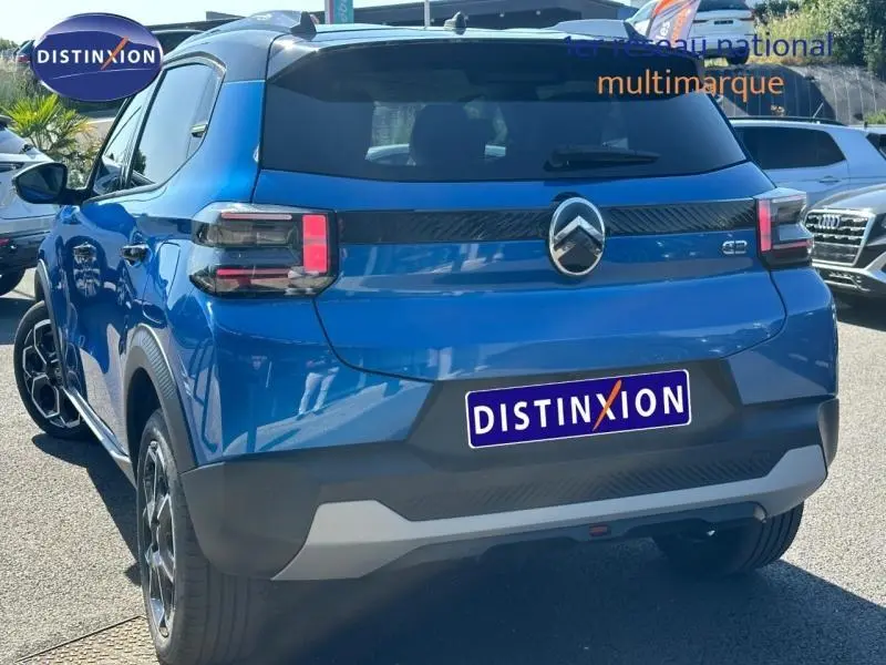 Vue 3/4 arrière droite d'une Citroën C3 2025 Bright Blue avec toit noir et feux arrière LED distinctifs.