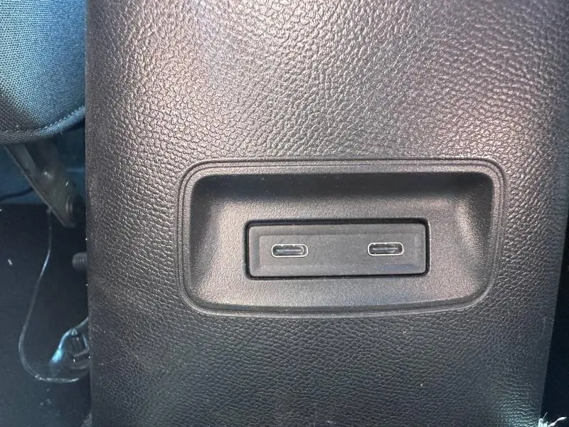 Gros plan sur les deux ports USB-C intégrés dans la console centrale noire d'une Citroën C3 2025 Bright Blue.