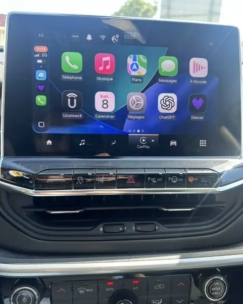 Écran tactile central du tableau de bord du Jeep Compass 2025 affichant plusieurs applications connectées.