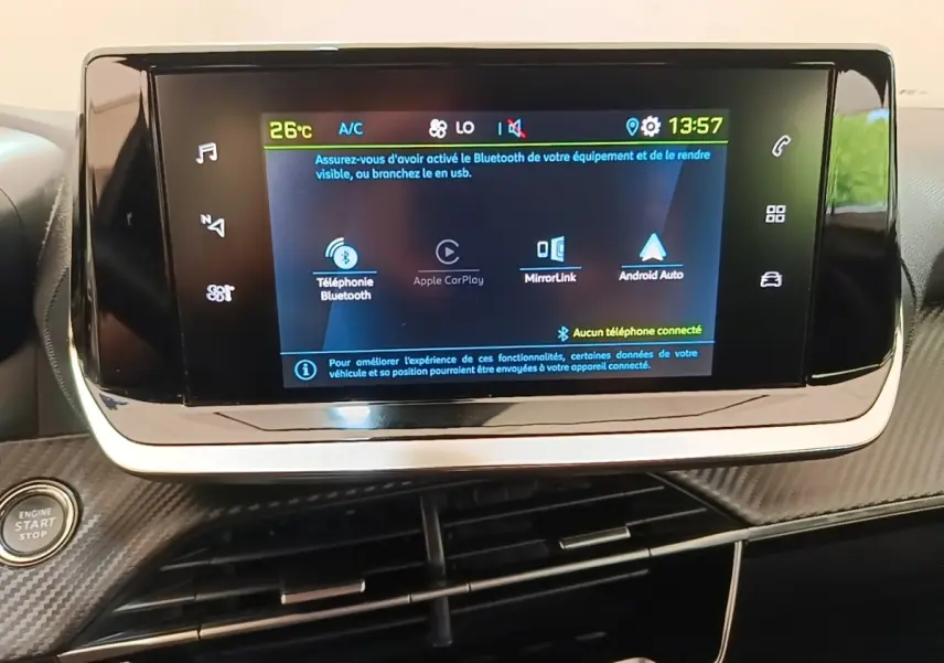 Écran tactile central du tableau de bord du Peugeot E-2008 gris clair, affichant les options Bluetooth et Android Auto.