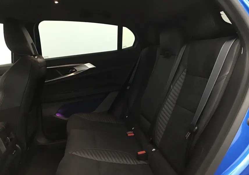 Vue latérale droite des sièges arrière en sellerie mixte noire sur Renault Rafale Bleu Sommet 2025 Esprit Alpine.