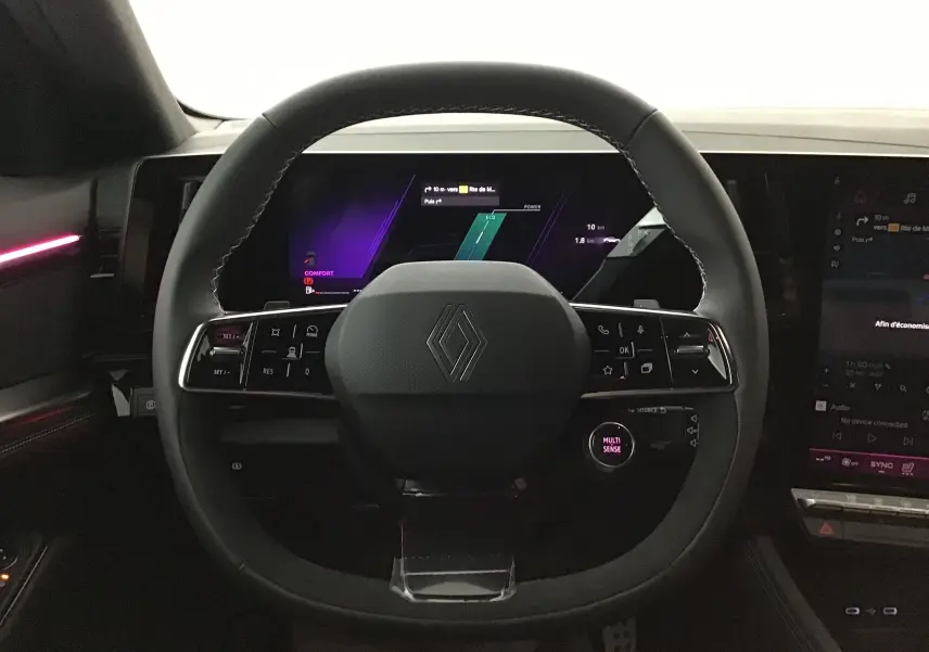 Vue centrée sur le volant noir de la Renault Rafale 2025 avec tableau de bord numérique et éclairage d'ambiance violet.