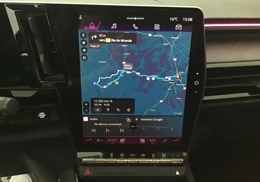 Écran tactile central du Renault Rafale 2025 affichant la navigation, entouré de commandes climatisation et bouton start/stop.