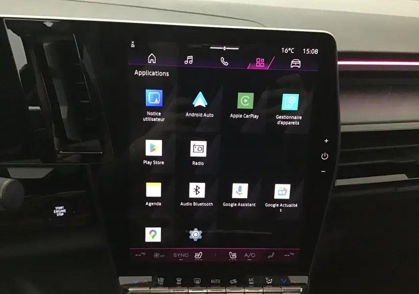 Écran tactile central du tableau de bord du Renault Rafale 2025, affichant les applications connectées.