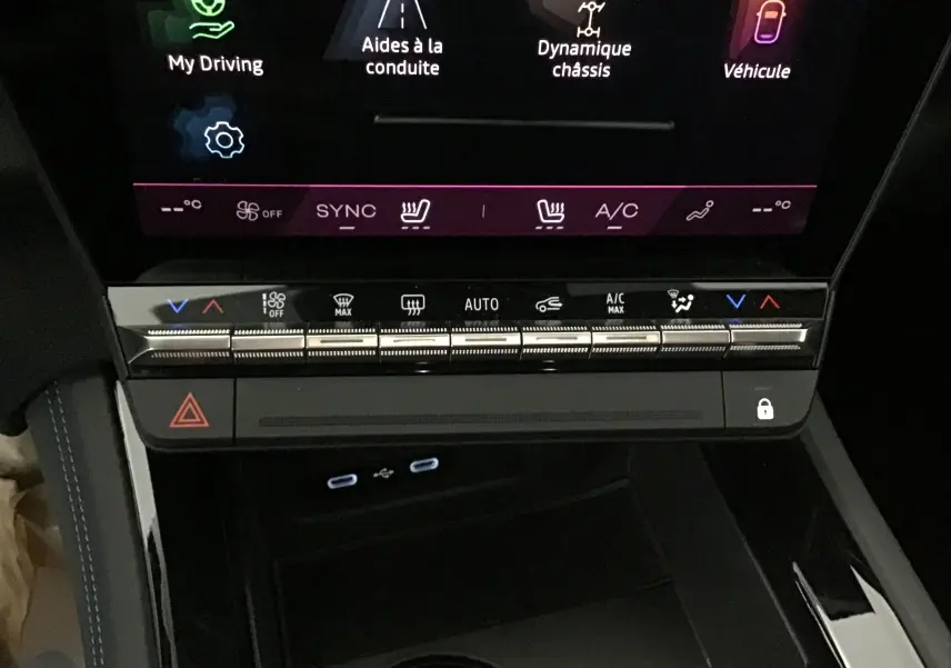 Vue rapprochée de la console centrale du Renault Rafale 2025, avec commandes climatisation et écran tactile lumineux.