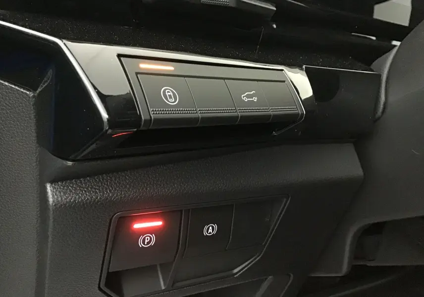 Détail des commandes intérieures avec boutons de verrouillage et frein à main électronique sur Renault Rafale 2025.