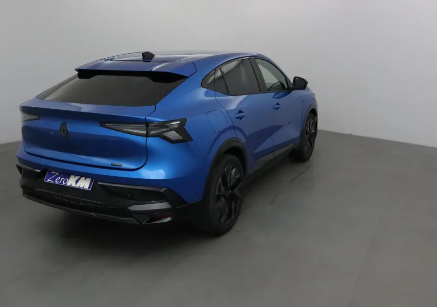 Vue 3/4 arrière droite d'une Renault Rafale 2025 bleu sommet avec feux arrière LED et toit noir brillant.