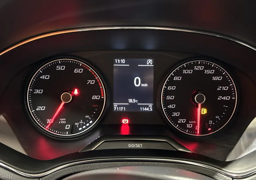 Tableau de bord de SEAT Ibiza 2019, affichage digital au centre avec compte-tours et vitesse en veille.