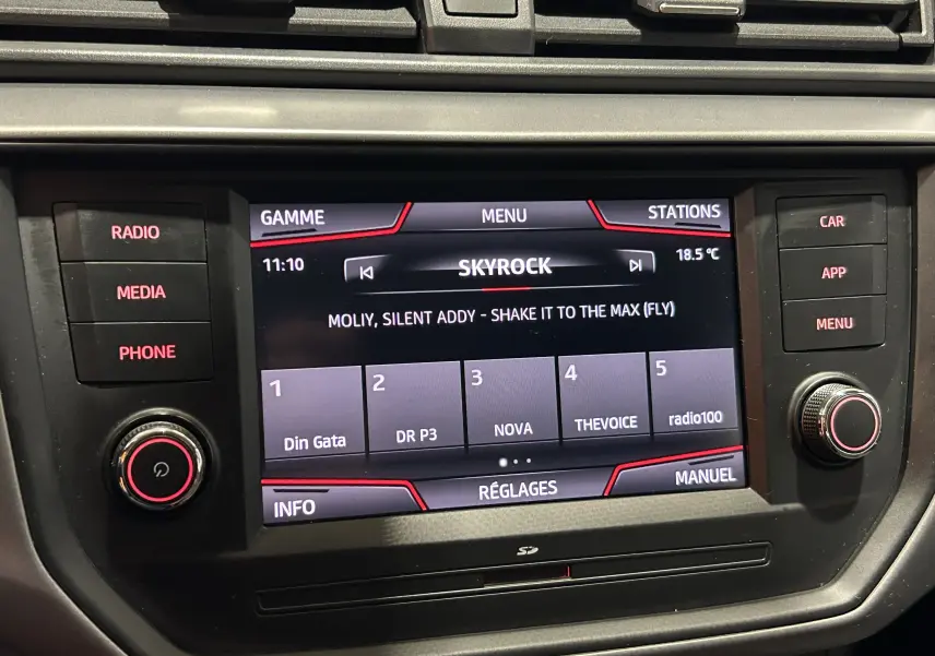 Écran tactile central de la SEAT Ibiza 2019 affichant la radio Skyrock avec commandes multimédia autour.