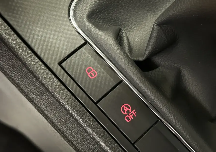 Gros plan sur les boutons de commande près du levier de vitesse d'une SEAT Ibiza blanche, version Style 2019.