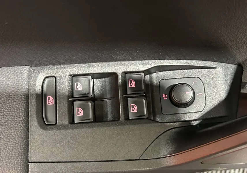 Panneau de commandes des vitres et rétroviseurs électriques côté gauche d'une SEAT Ibiza blanche 2019.