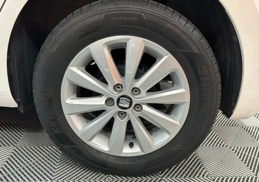Gros plan sur la roue avant droite blanche d'une SEAT Ibiza 2019 avec jante alliage argentée et pneu Hankook.