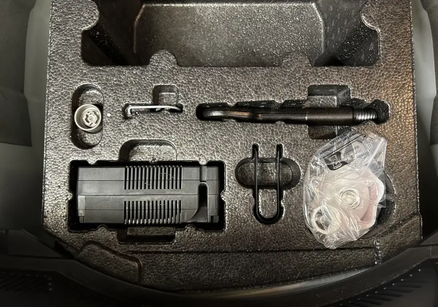 Vue en plongée sur le coffre d'une SEAT Ibiza blanche, montrant le rangement en mousse avec outils et compresseur intégrés.