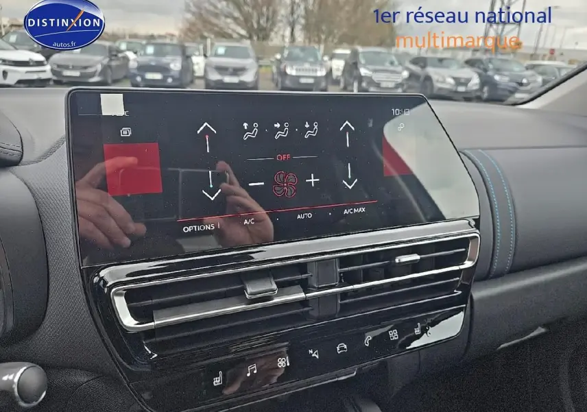 Écran tactile central et commandes de climatisation du tableau de bord du Citroën C5 Aircross bleu Eclipse 2025.