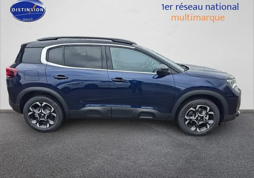 Profil côté gauche du Citroën C5 Aircross 2025 bleu eclipse avec toit bi-ton noir et jantes alu 18 pouces.