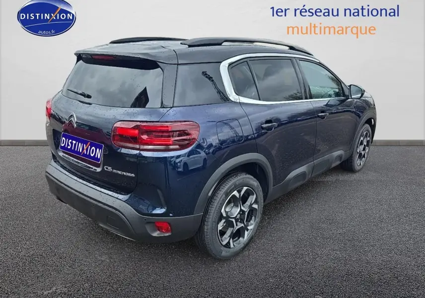 Citroën C5 Aircross bleu eclipse vue 3/4 arrière droit avec toit noir et barres de toit noires.