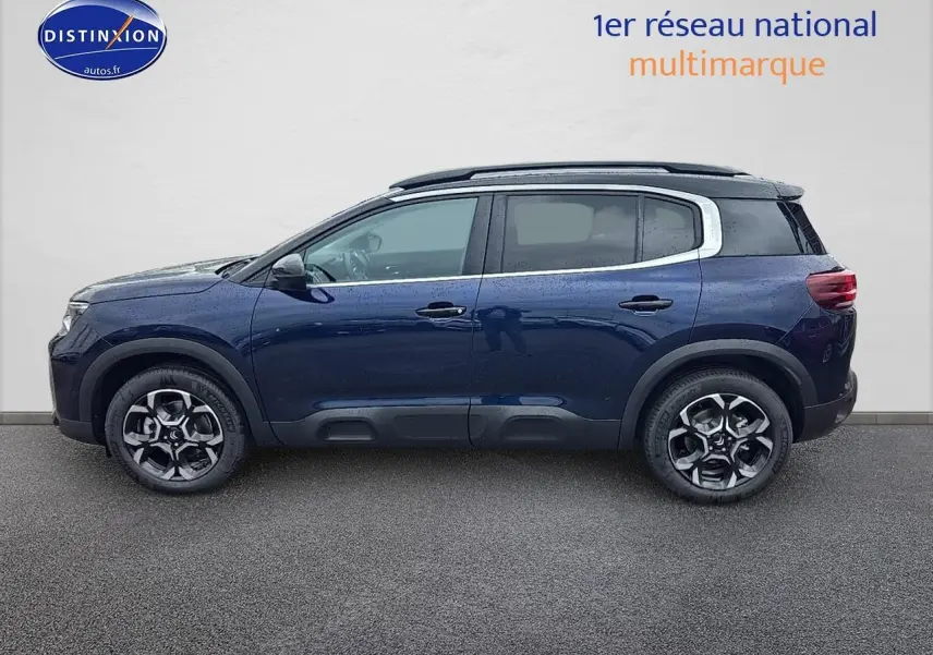 Profil côté gauche du Citroën C5 Aircross 2025 bleu eclipse avec toit noir et jantes alu 18 pouces.