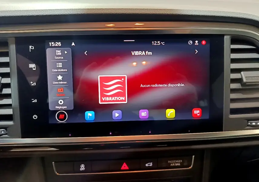 Écran tactile central du tableau de bord du SEAT Ateca noir 2022 affichant la radio VIBRA fm