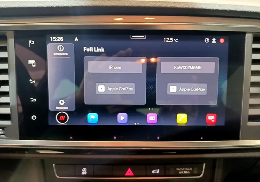 Écran tactile central du tableau de bord du SEAT Ateca noir, affichant Apple CarPlay et température extérieure.