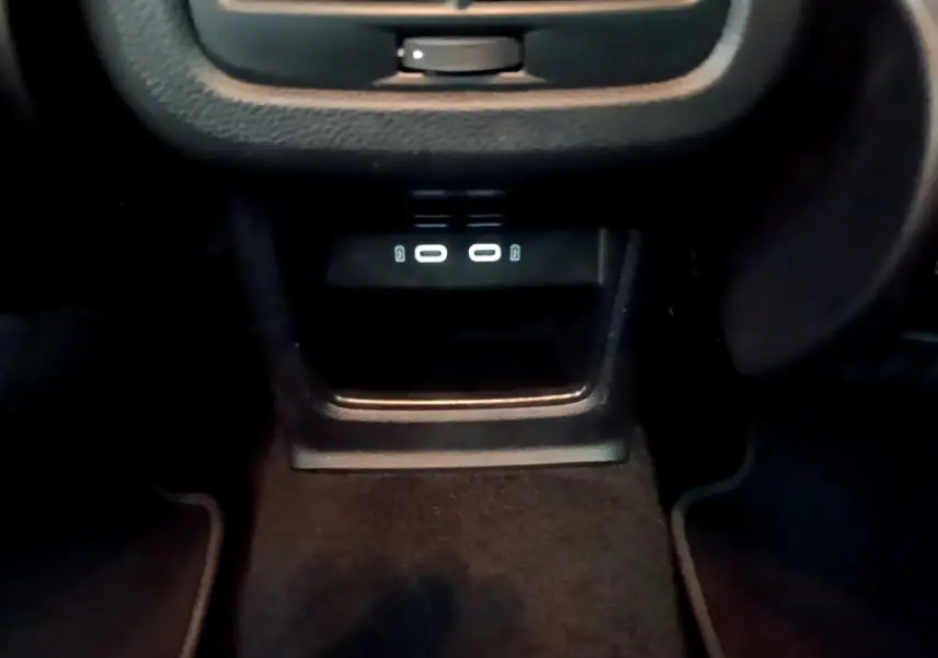 Gros plan sur les ports USB arrière illuminés dans l'habitacle sombre du SEAT Ateca noir 2022.