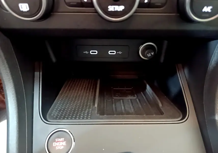 Gros plan sur la console centrale du SEAT Ateca noir, montrant les ports USB-C, prise 12V et bouton démarrage moteur.