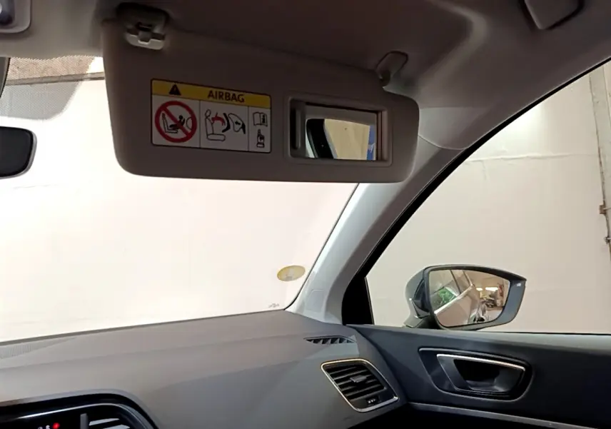 Intérieur côté passager du SEAT Ateca noir 2022, avec pare-soleil abaissé et rétroviseur extérieur visible.