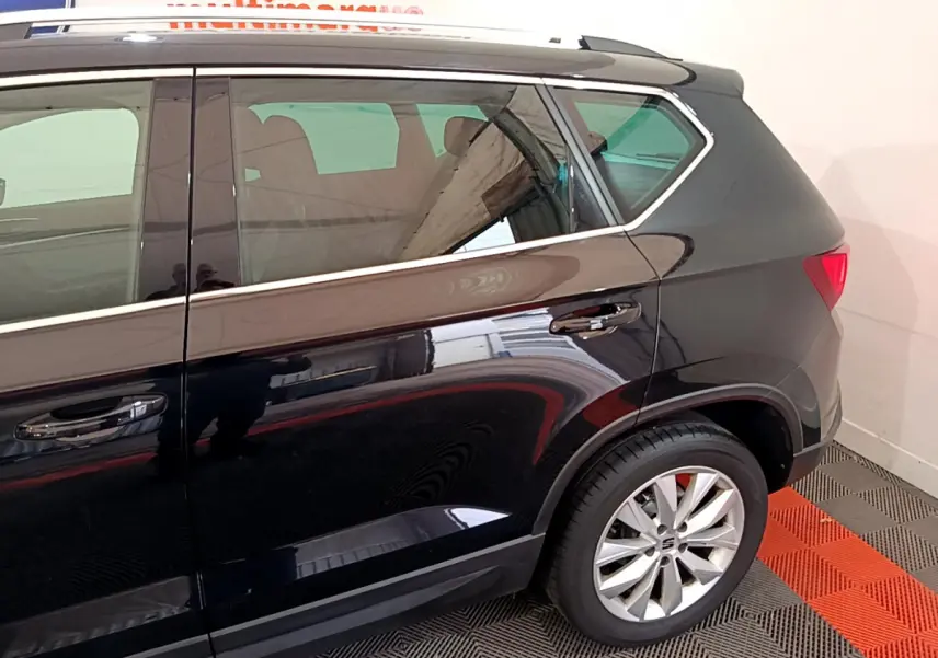 Vue latérale arrière droite du SUV SEAT Ateca noir avec jante alliage et vitres teintées.