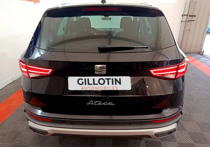 Vue arrière d'un SEAT Ateca noir 2022 avec feux LED allumés et logo visible sur le hayon.