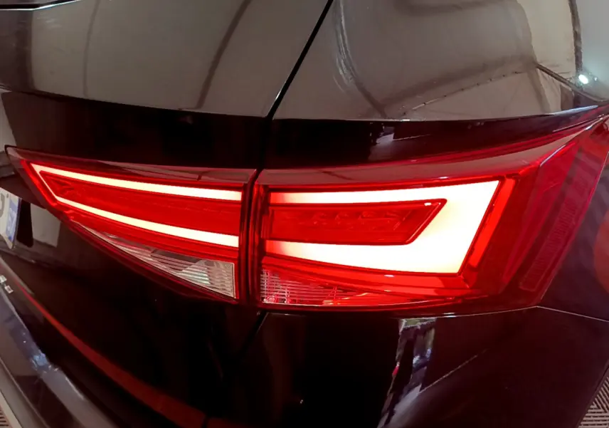 Gros plan sur le feu arrière droit allumé d'un SEAT Ateca noir 2022, soulignant ses lignes LED distinctives.