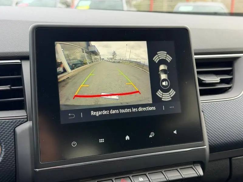 Écran de caméra de recul du Renault Arkana blanc 2025 montrant la vue arrière avec repères de stationnement colorés.