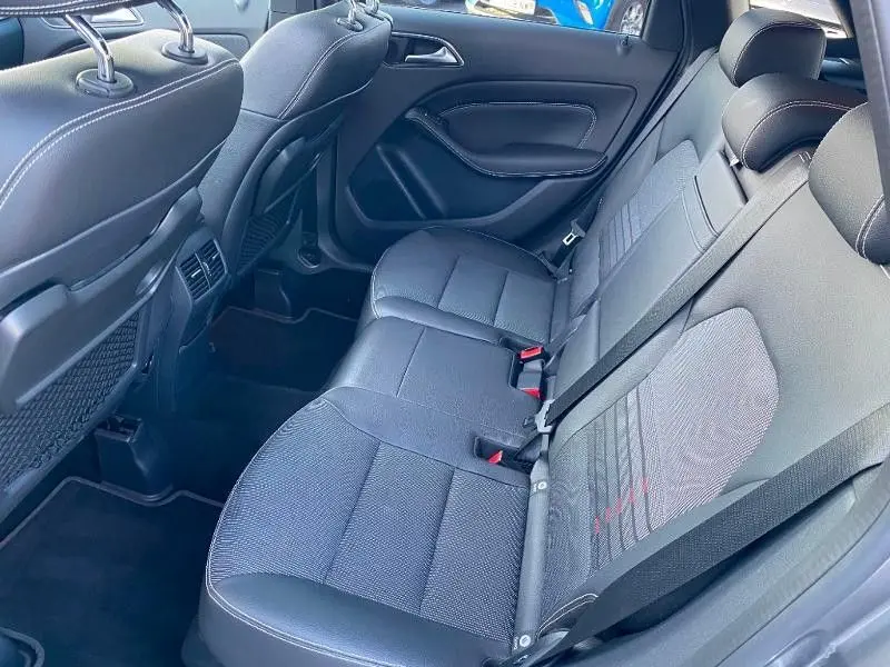 Vue intérieure arrière côté droit des sièges en tissu gris foncé de la Mercedes Classe B 180 d Sensation 2016.