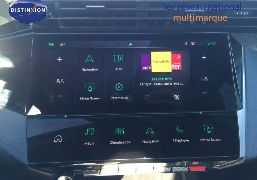Écran tactile central du tableau de bord de la Peugeot 308 gris Artense, affichant les menus multimédia et navigation.
