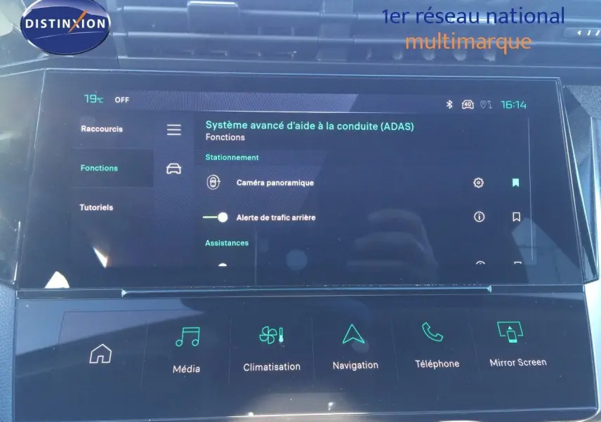 Écran tactile central de la Peugeot 308 gris Artense, affichant les fonctions avancées d’aide à la conduite.