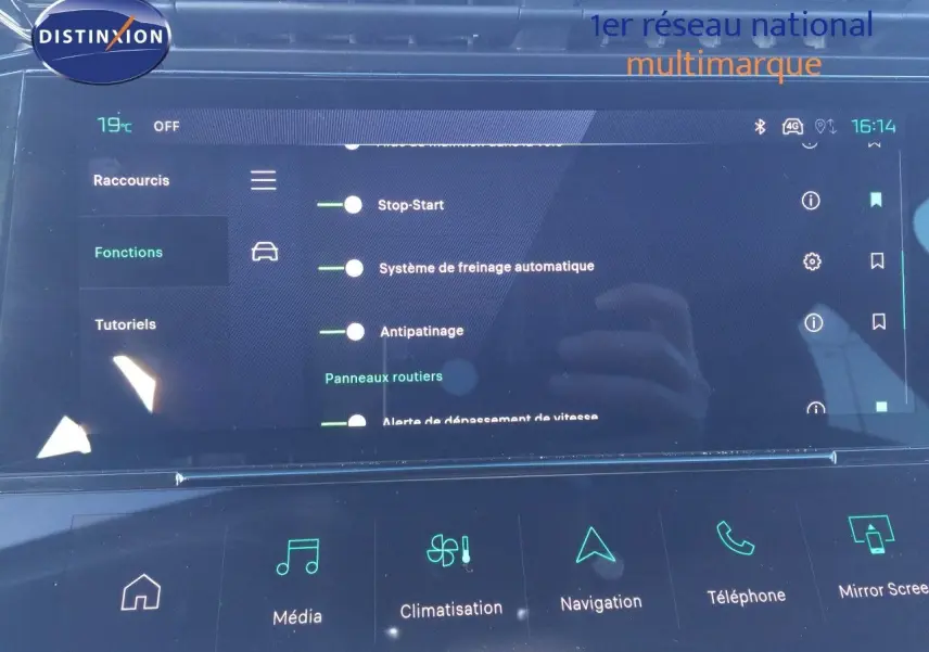 Écran tactile intérieur de la Peugeot 308 gris Artense, affichant les fonctions de conduite et climatisation.