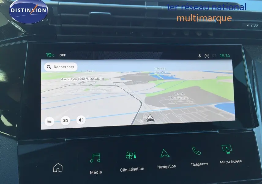 Vue rapprochée de l’écran tactile central de la Peugeot 308 gris Artense, affichant la navigation GPS.
