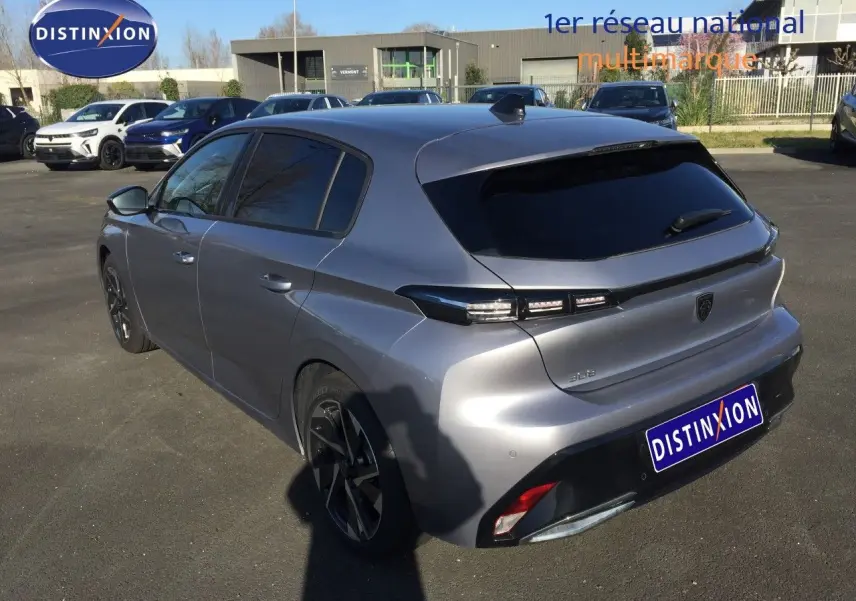 Vue 3/4 arrière droite d'une Peugeot 308 gris Artense métal 2025 avec vitres teintées et jantes noires biton.
