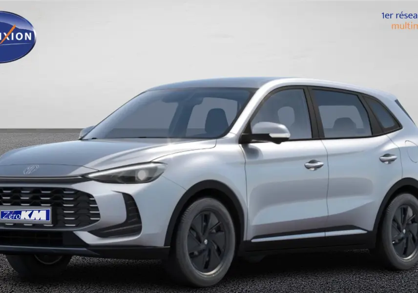 MG ZS 2025 Cosmic Silver en 3/4 avant droit, avec calandre noire et jantes noires aérodynamiques.