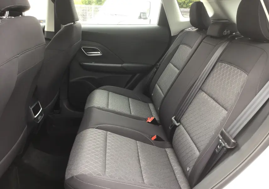Vue intérieure côté droit des sièges arrière en tissu noir du MG ZS 1.5 L Hybrid+ 2026, avec ceintures et appuie-têtes visibles.