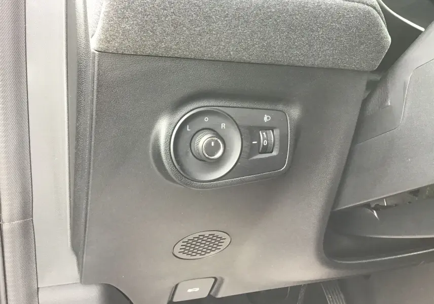 Détail du panneau de réglage des rétroviseurs côté conducteur dans l’habitacle noir du MG ZS Cosmic Silver 2026.