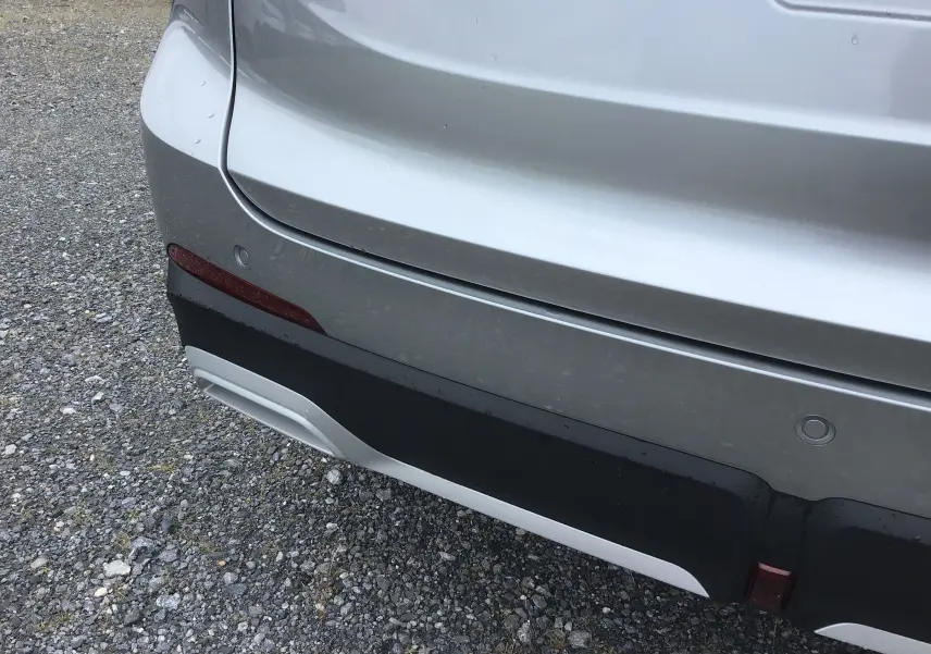 Gros plan sur le pare-chocs arrière Cosmic Silver du MG ZS 1.5 L Hybrid+ avec capteur de recul et feu antibrouillard.