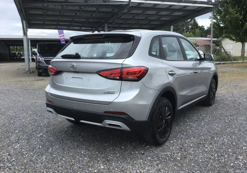 Vue 3/4 arrière droite du MG ZS Cosmic Silver avec feux arrière LED et jantes acier noires.