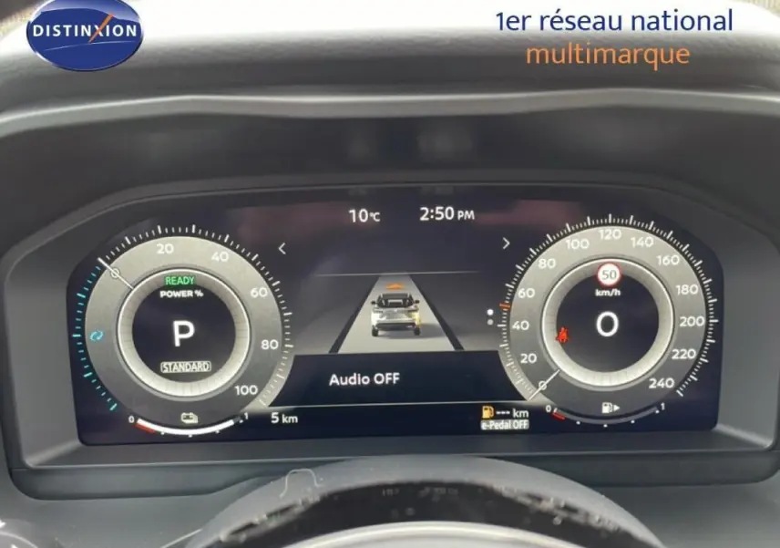Tableau de bord numérique du Nissan Qashqai 2025 affichant la vitesse, la température et l'état du véhicule.