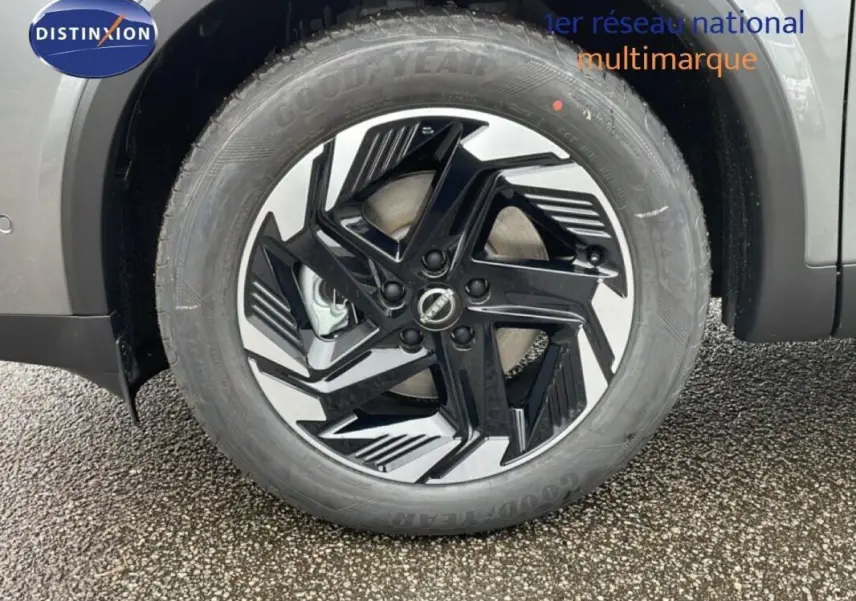 Gros plan sur la roue avant droite du Nissan Qashqai gris 2025 avec jante noire et argentée au design moderne.