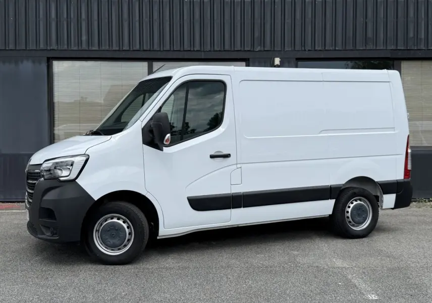 Renault Master blanc vu de profil côté gauche, fourgon utilitaire avec jantes acier et protections noires.